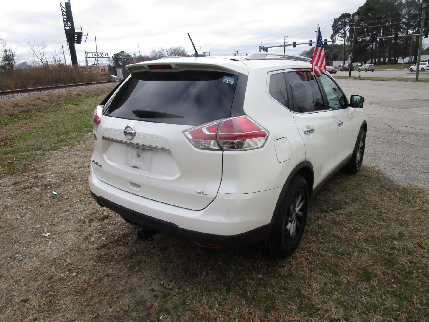 2015 White Nissan Rogue (5N1AT2MT4FC) , located at 2553 Airline Blvd, Portsmouth, VA, 23701, (757) 488-8331, 36.813889, -76.357597 - Photo#5